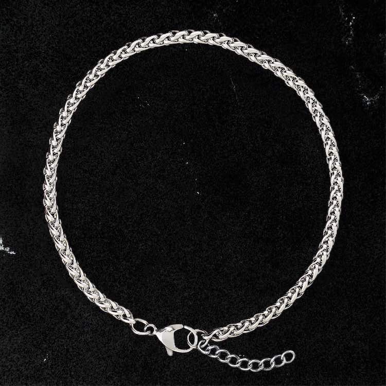 Our Silver Wheat Chain Bracelet features our premium silver wheat chain and signature polished silver plate, engraved with RG&B.